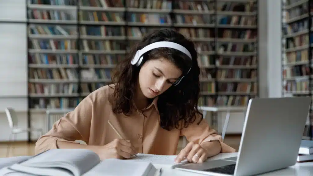 Muzyka do pracy. Gdzie szukać dźwięków wspierających skupienie?