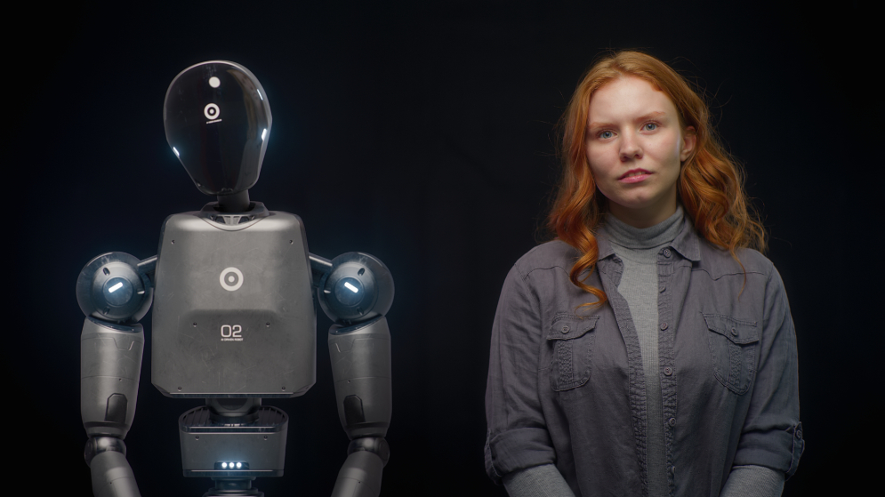 Wizualizacja futurystycznych ludzi i robotów Koncepcja: animacja VFX przedstawiająca prototyp zaawansowanego technologicznie humanoidalnego robota w postaci młodej kobiety. Połączenie i współpraca między ludzkością a sztuczną inteligencją.