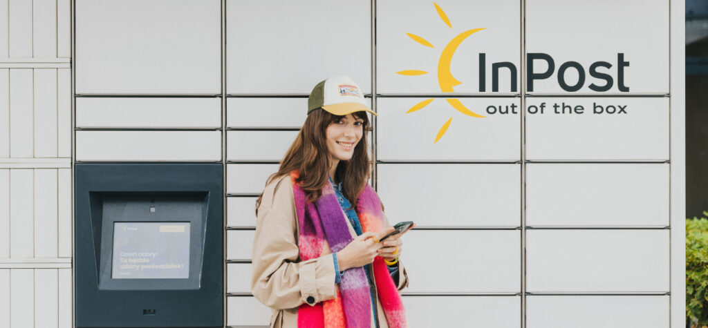 Uśmiechnięta kobieta stoi na tle paczkomatu inpost. Nie tylko e-commerce. Jak Paczkomaty zaczęły wspierać bezpieczeństwo i NGO blog