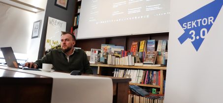 Łukasz Foks z Microsft podczas wygłaszania prezentacji.