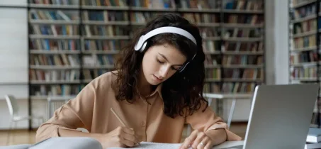 Muzyka do pracy. Gdzie szukać dźwięków wspierających skupienie?